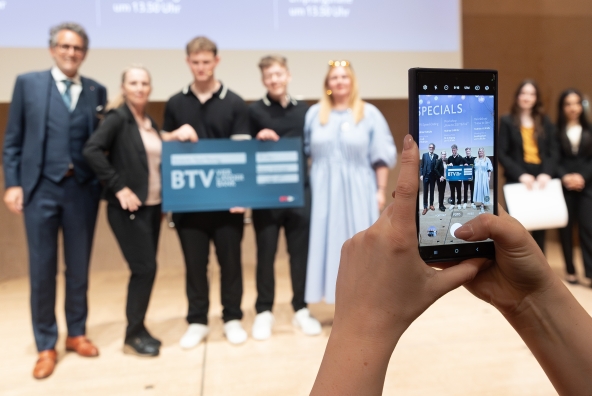 Eine Person mach ein Bild mit einem Smartphone