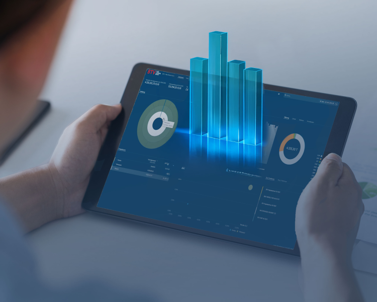 Eine Person hält ein Table in der Hand und sieht sich eine grafische Darstellung von Finanzdaten an