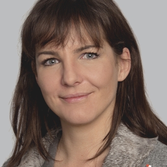 Eine Frau mit hellgrauem Anzug