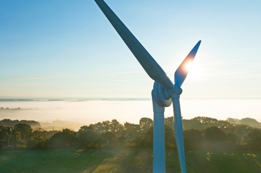 Windmühle mit Bäume im Hintergrund