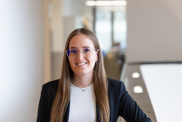 Eine Frau mit Brille steht in einer Bankfiliale