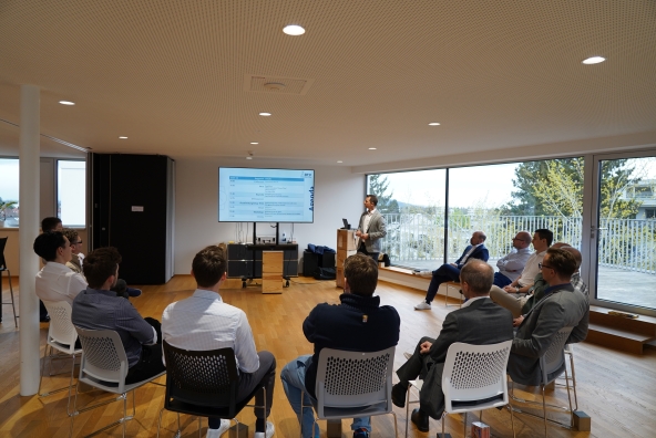 Ein BTV Mitarbeiter präsentiert verschiedene Themen vor einer Anzahl Gäste im Rahmen des BTV Innovation Tribes.