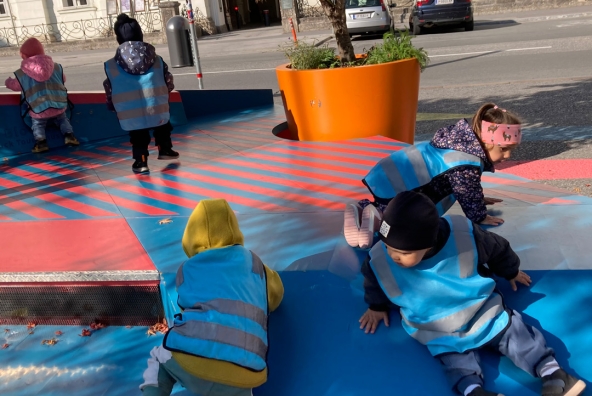 Kinder spielen auf einer Parkbank