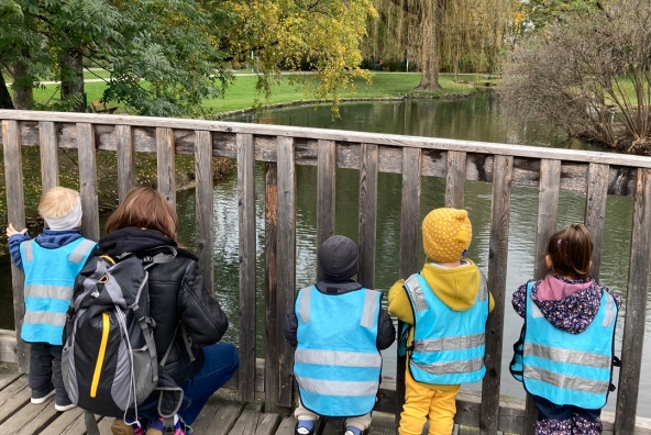 Eine Frau und mehrere Kinder stehen auf einer Brücke
