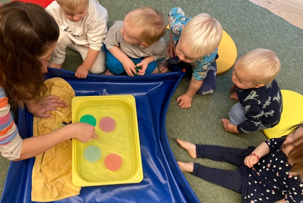 Kinder spielen mit Spielzeug in einer mit Wasser gefühlten Wanne