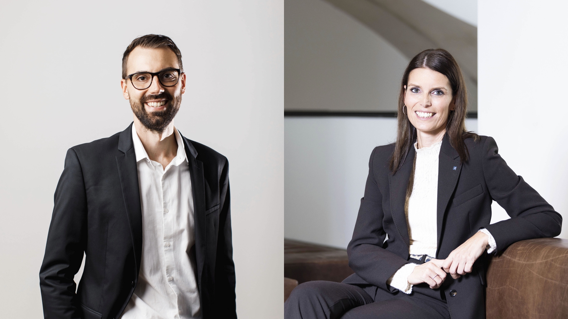 Ein Mann im Anzug steht auf der linken Seite des Bildes und eine Frau mit Anzug sitzt auf der rechten Seite des Bildes auf einer Couch