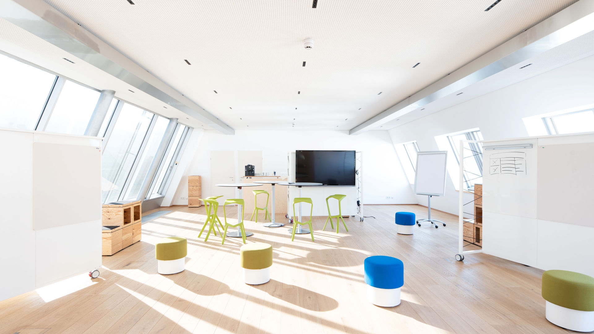 Ein heller Meetingraum mit verschiedene Möberstücke