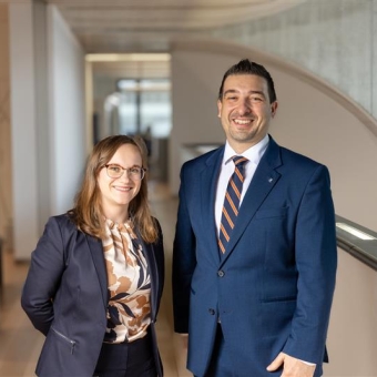 2 Personen stehen in einer Bankfiliale