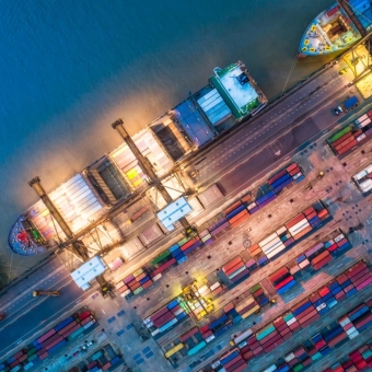 Containerschiffe die in einem Hafen angelegt sind