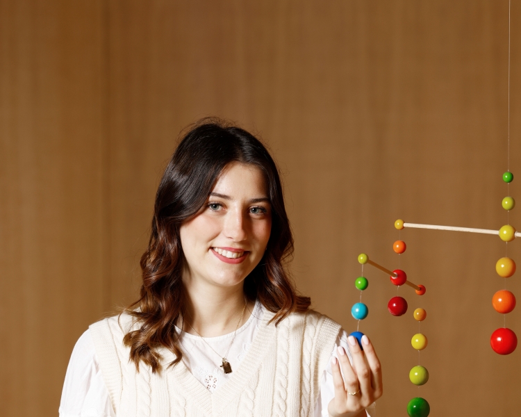 Eine Frau hält ein Kunstwerk in der Hand