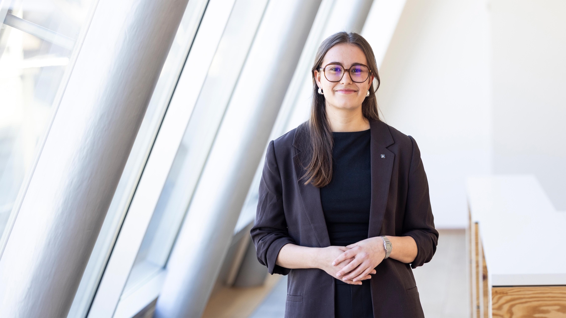 Liv Lachmair, Mitarbeiterin im Bereich Betreuung Institutionelle Kunden – Financial Markets der BTV Vier Länder Bank, trägt einen schwarzen Blazer und blickt in die Kamera.