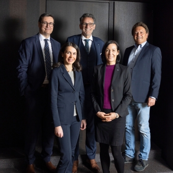 Gerhard Burtscher, Silvia Vicente und Michael Falkner von der BTV Vier Länder Bank mit Melanie Fender und Vater Karl Fender vom Luxury Mountain Resort Hochfirst