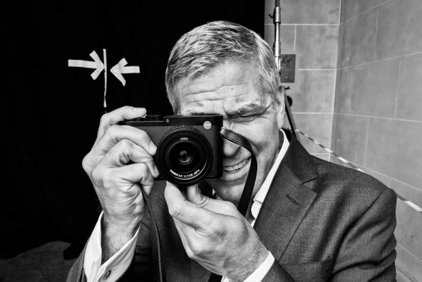 Portraitfoto von George Clooney mit einer Leica Kamera in den Händen, aufgenommen von Rainer Hosch im Jahr 2016