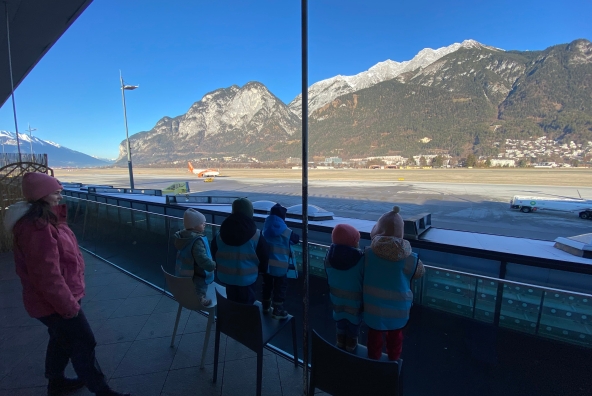 Gemeinsame Besichtigung des Flughafens Innsbruck mit den Kindern