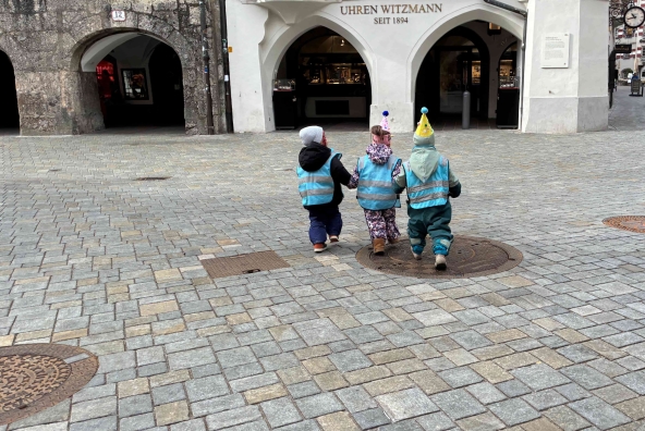 Gemeinsamer Spaziergang im Zentrum von Innsbruck