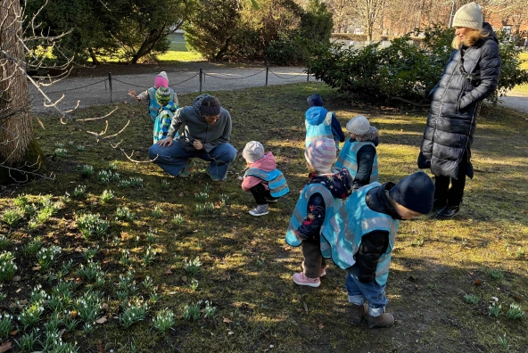Kinder spielen im Sommer im Hofgarten