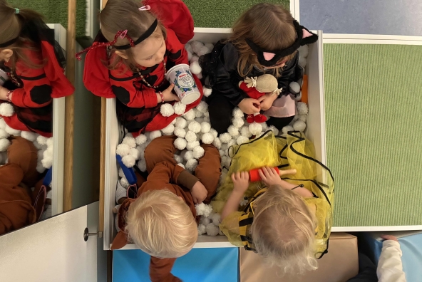 Kinder spielen gemeinsam