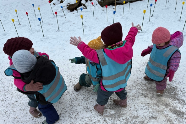Die Kinder spielen im Hofgarten im Schnee