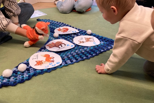 Die Kinder lernen Tiere mit Bildern kennen