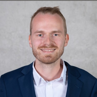 Lukas Hartleif mit weißem Hemd und dunklem Sakko