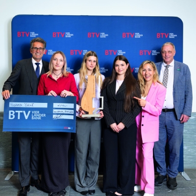 BTV Vorstandsvorsitzender Gerhard Burtscher und fünf Personen bei der Preisübergabe im Rahmen der BTV Marketing Trophy