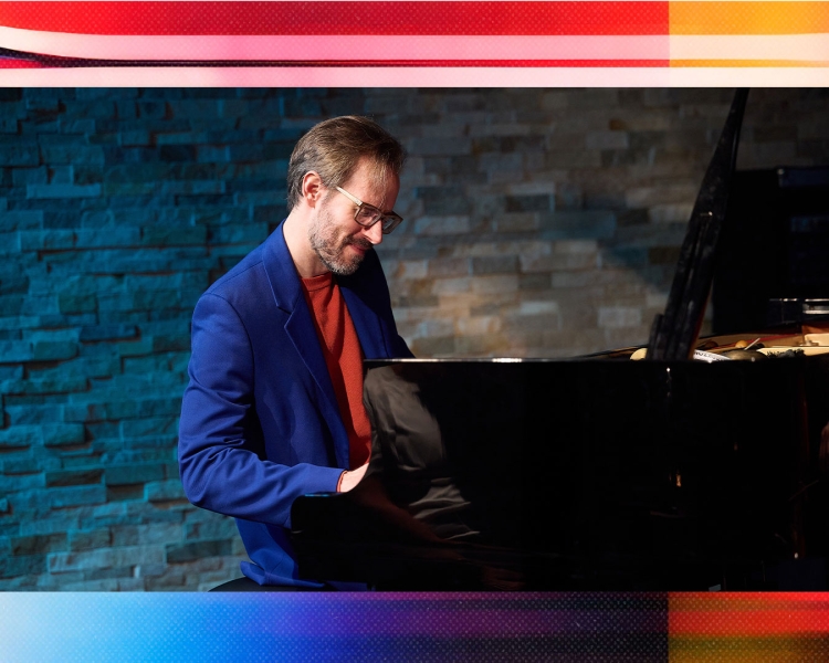 David Helbock spielt auf dem Klavier