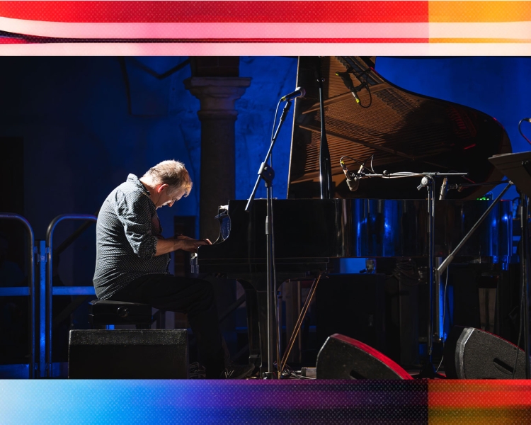 Huw Warren spielt auf dem Klavier