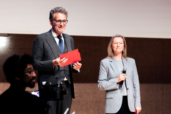 Gerhard Burtscher auf der Bühne bei der Preisverleihung im Rahmen der BTV Marketing Trophy
