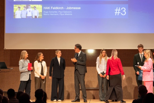 Gerhard Burtscher bei der Preisverleihung mit den Schüler*innen im Rahmen der BTV Marketing Trophy