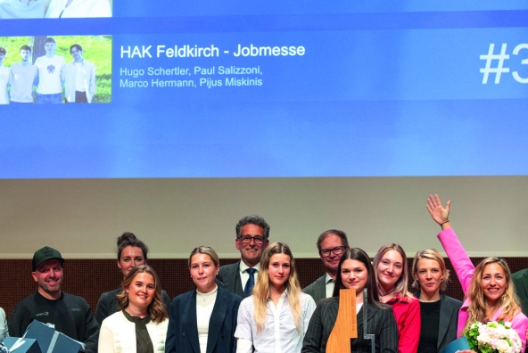 Gerhard Burtscher, die Jury-Mitglieder und die Schüler*innen auf der Bühne der BTV Marketing Trophy bei der Preisverleihung