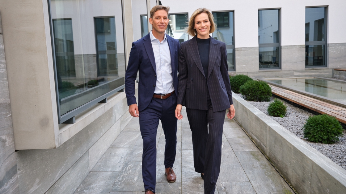 Marlies und Benni Raich in einem Innenhof der BTV Stadtforum