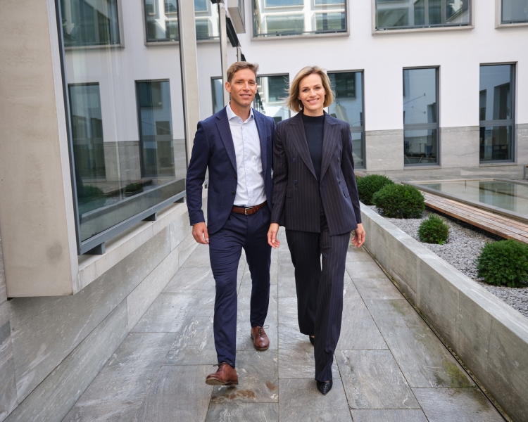 Marlies und Benni Raich in einem Innenhof der BTV Stadtforum