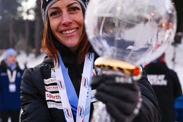 Janine Flock präsentiert ihren Preis im Rahmen des EM & Weltcupgesamtsieges 2025