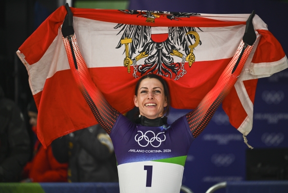Janine Flock hält die Flagge von Österreich in den Händen