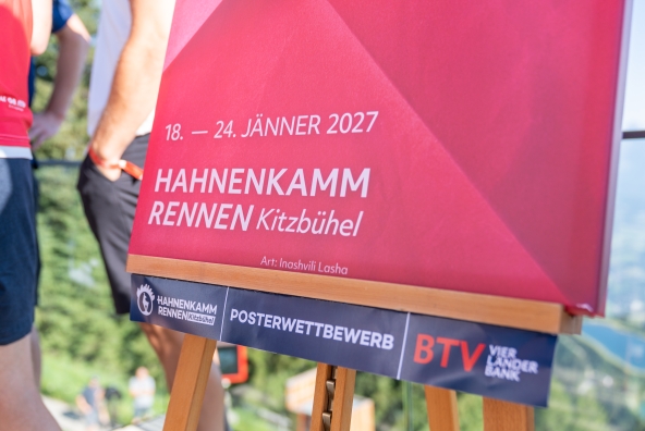 Präsentation des Hahnenkammposters für die Saison 2027. Das Poster zeigt den Schriftzug: „18.–24. Jänner 2027 – Hahnenkammrennen Kitzbühel“.