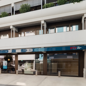 Außenansicht der BTV Bank Filiale in Landeck in der Malserstraße 34 mit Bankomat neben der Eingangstür.