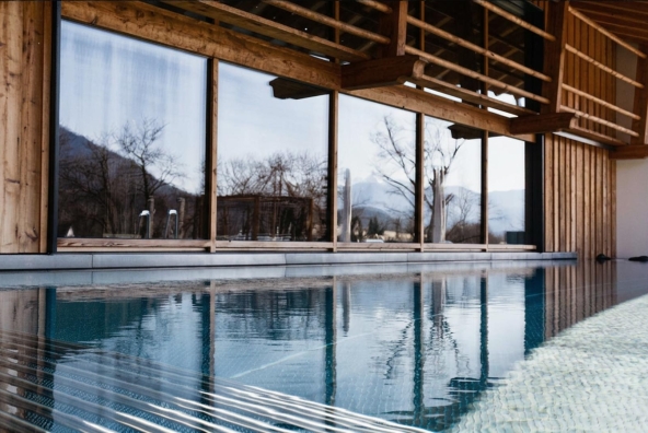 Ein Infinity Pool vor einem Hotel