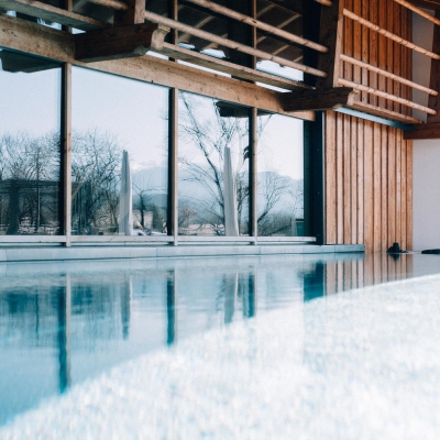 Ein Infinity Pool vor einem Hotel