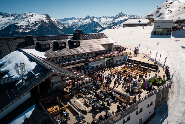 Außenansicht der „Alten Talstation“ in der Silvretta Montafon bei Tageslicht.