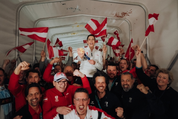 Skeletonpilotin Janine Flock feiert ihre Medaille im Austria House bei den Winterspielen 2026.