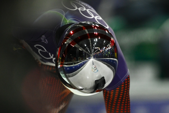 Skeletonpilotin Janine Flock konzentriert sich vor ihrem Start bei den Olympischen Winterspielen 2026 und macht sich bereit für den Lauf.