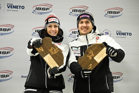 Skeletonpilotin Janine Flock feiert gemeinsam mit einem Mitsportler ihren Weltcupsieg in Cortina 2025.