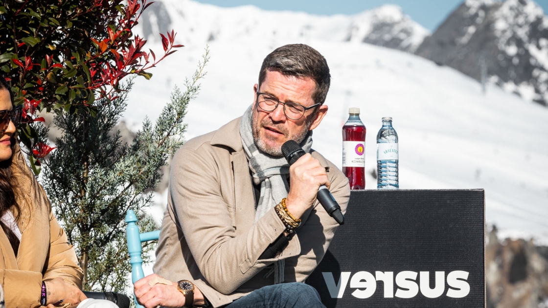 Karl-Theodor zu Guttenberg nimmt an einer Diskussionsrunde des versus Festivals 2025 teil.