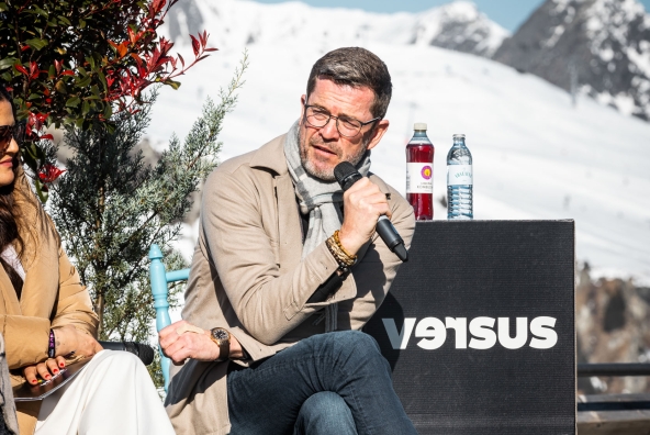 Karl-Theodor zu Guttenberg nimmt an einer Diskussionsrunde des versus Festivals 2025 teil.