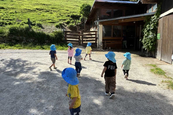 Kinder der MUKKI‑Kinderkrippe erkunden gemeinsam einen Bauernhof.