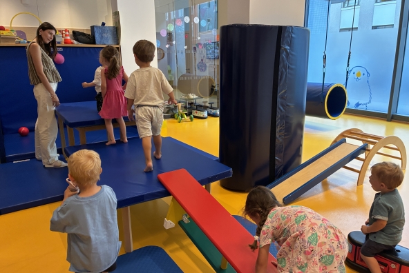 Kinder der MUKKI‑Kinderkrippe spielen gemeinsam im MUKKI.