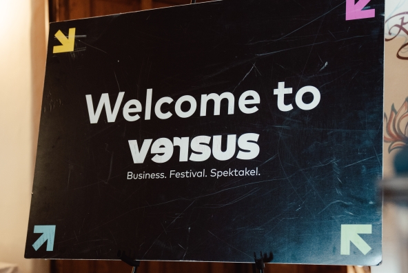 Willkommensschild des Versus Festivals; darauf steht der Text „Welcome to versus. Business, Festival, Spektakel.“
