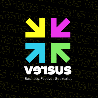 Logo des versus Festivals mit dem Schriftzug „versus – Business. Festival. Spektakel.“; im Hintergrund erscheint das Wort „versus“ mehrfach.
