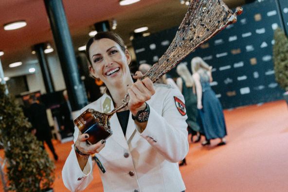 Skeletonpilotin Janine Flock präsentiert im Rahmen der Auszeichnung zur „Österreichs Sportlerin des Jahres“ ihren Pokal.
