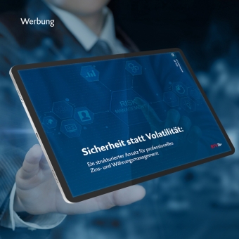 Grafische Darstellung eines Tablets mit einer Person im Hintergrund. Im Bild ist der Schriftzug „Werbung“ sowie der Titel „Sicherheit statt Volatilität: Ein strukturierter Ansatz für professionelles Zins- und Währungsmanagement“ zu sehen.